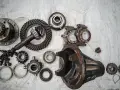 Rozłożony mechanizm różnicowy, gotowy do naprawy. Objawy awarii mogą być różne, od hałasu po problemy z jazdą.