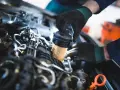 Mechanik wymienia filtr paliwa w silniku. Pamiętaj, co ile wymieniać filtr paliwa, by auto działało sprawnie.