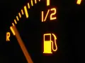 Wskaźnik paliwa pokazuje połowę baku. Zastanawiasz się, ile można jechać na rezerwie, gdy zapali się kontrolka?