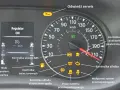 Migajaca kontrolka świec żarowych na desce rozdzielczej, obok wskaźnika prędkości i innych kontrolek.
