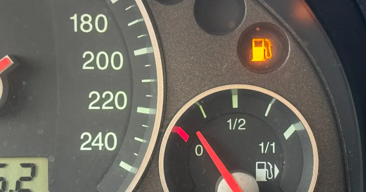 Wskaźnik paliwa na czerwonym polu, kontrolka rezerwy świeci. Ile km na rezerwie diesel? Czas na tankowanie!