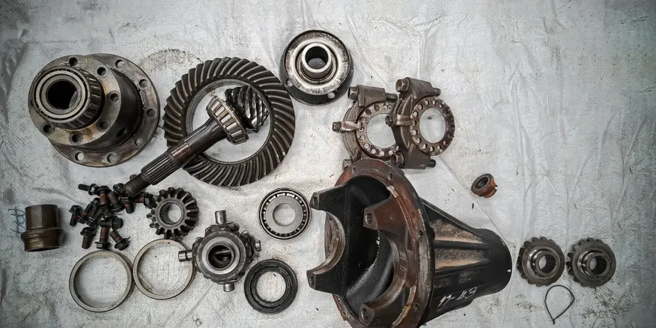 Rozłożony mechanizm różnicowy, gotowy do naprawy. Objawy awarii mogą być różne, od hałasu po problemy z jazdą.