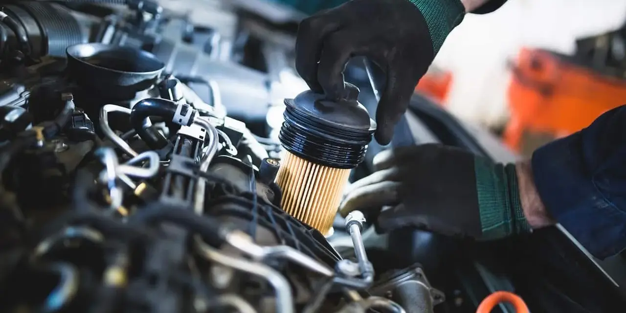 Mechanik wymienia filtr paliwa w silniku. Pamiętaj, co ile wymieniać filtr paliwa, by auto działało sprawnie.