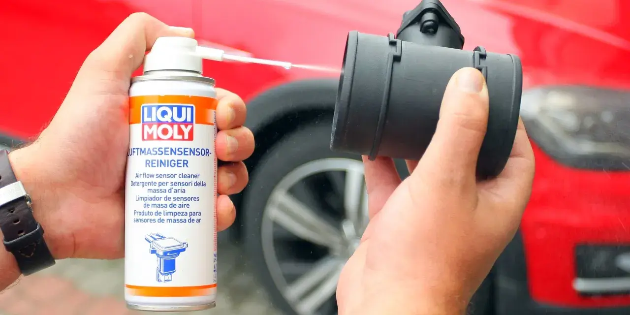 Czyszczenie przepływomierza: puszka preparatu Liqui Moly i czarny element przepływomierza.