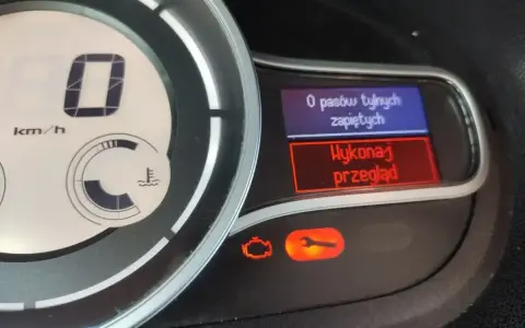 Na desce rozdzielczej Renault świeci się kontrolka klucz, informując o konieczności wykonania przeglądu.
