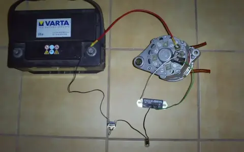 Akumulator Varta, alternator i regulator napięcia. Objawy awarii regulatora mogą być różne, np. przepalone żarówki.