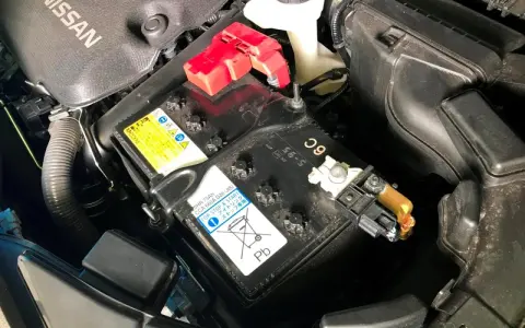 Akumulator Nissan w komorze silnika. Czy przy zakupie akumulatora trzeba oddać stary?