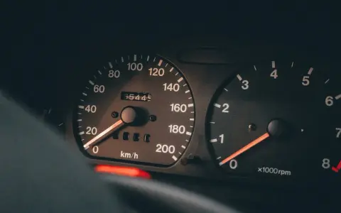 Obrotomierz i prędkościomierz pokazują, na jakich obrotach jeździć dieslem. Prędkość 0 km/h, obroty poniżej 1000 rpm.