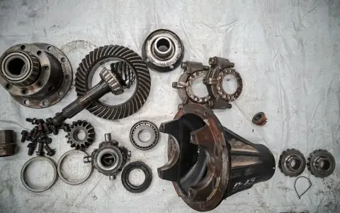 Rozłożony mechanizm różnicowy, gotowy do naprawy. Objawy awarii mogą być różne, od hałasu po problemy z jazdą.