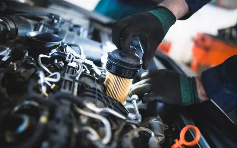 Mechanik wymienia filtr paliwa w silniku. Pamiętaj, co ile wymieniać filtr paliwa, by auto działało sprawnie.