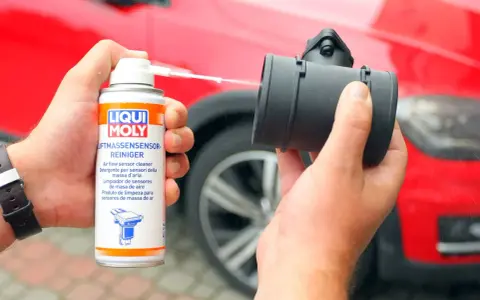 Czyszczenie przepływomierza: puszka preparatu Liqui Moly i czarny element przepływomierza.