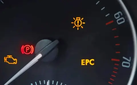 Na desce rozdzielczej świeci się kontrolka EPC i kontrolka silnika.