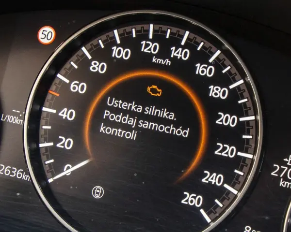 Na desce rozdzielczej świeci się kontrolka "usterka silnika", wskazując tryb awaryjny w samochodzie.