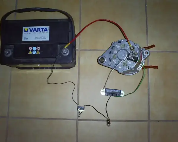 Akumulator Varta, alternator i regulator napięcia. Objawy awarii regulatora mogą być różne, np. przepalone żarówki.