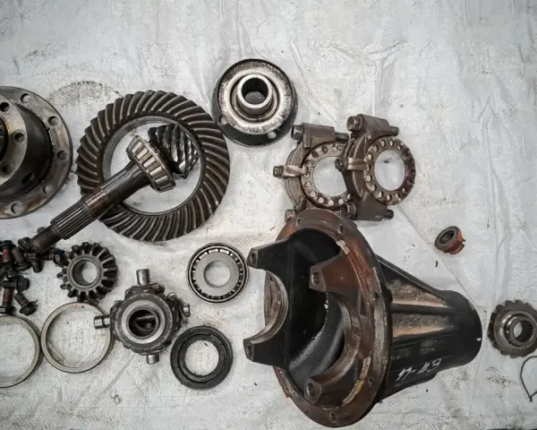 Rozłożony mechanizm różnicowy, gotowy do naprawy. Objawy awarii mogą być różne, od hałasu po problemy z jazdą.