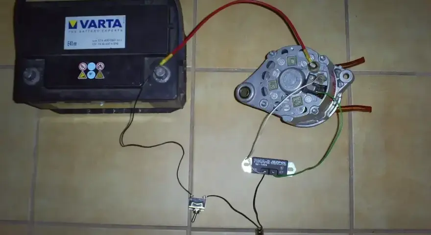 Akumulator Varta, alternator i regulator napięcia. Objawy awarii regulatora mogą być różne, np. przepalone żarówki.