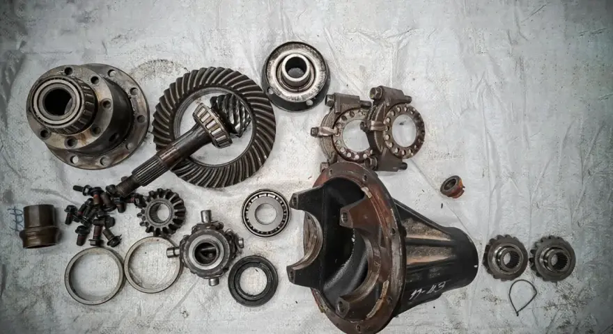 Rozłożony mechanizm różnicowy, gotowy do naprawy. Objawy awarii mogą być różne, od hałasu po problemy z jazdą.