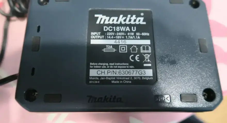 Oznaczenia na akumulatorze Makita DC18WA U: napięcie wejściowe 220-240V, wyjściowe 14.4-18V.