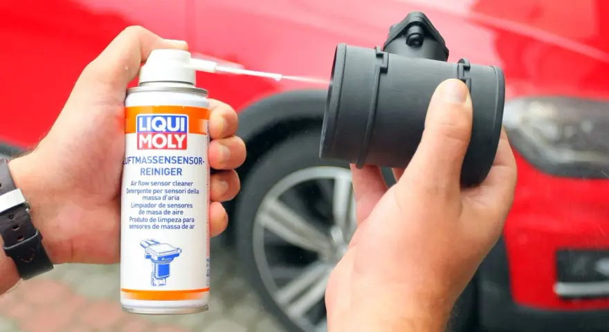 Czyszczenie przepływomierza: puszka preparatu Liqui Moly i czarny element przepływomierza.