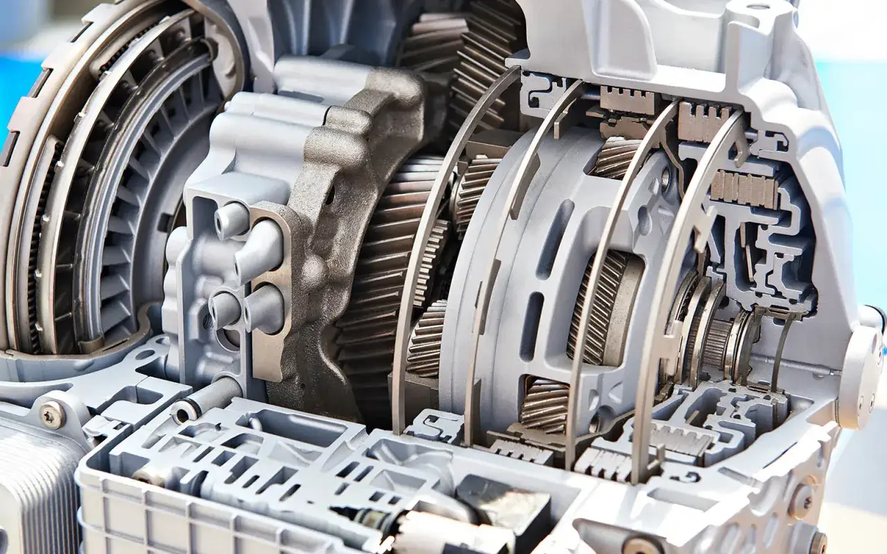 Przekładnia automatyczna w przekroju: zobacz, jak działa automatyczna skrzynia biegów, z widocznymi kołami zębatymi i elementami hydraulicznymi.
