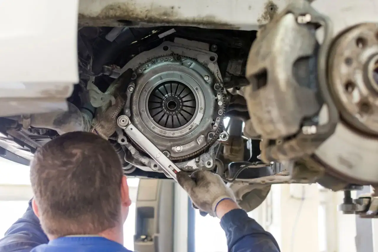 Mechanik dokręca śruby koła zamachowego. Wymiana sprzęgła wymaga precyzji, a także dbałości o płyn sprzęgła.