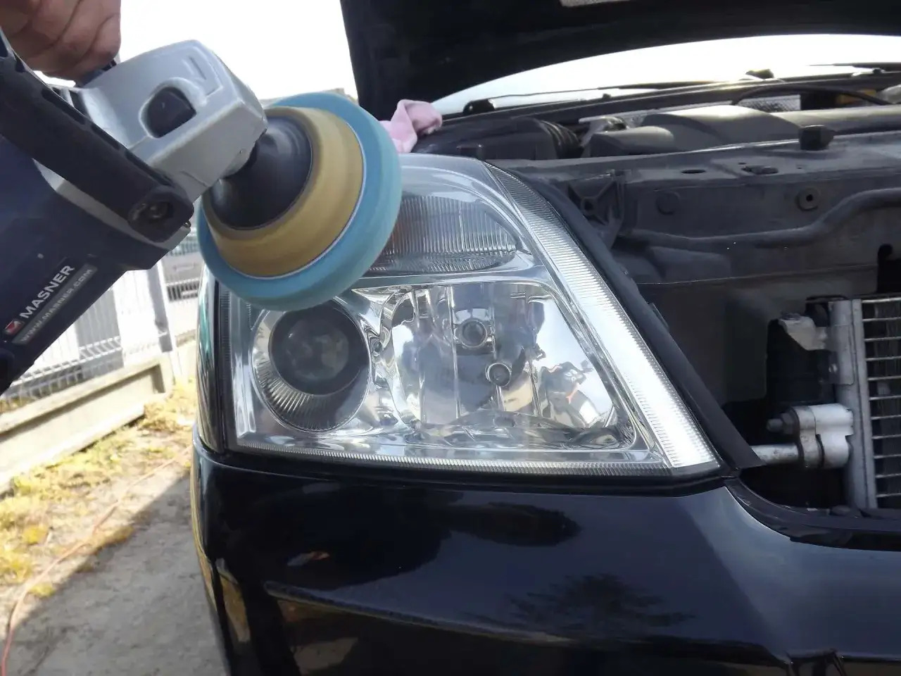 Polerowanie lamp samochodowych polerką. Dowiedz się, jak wyczyścić lampy w samochodzie, by znów lśniły.