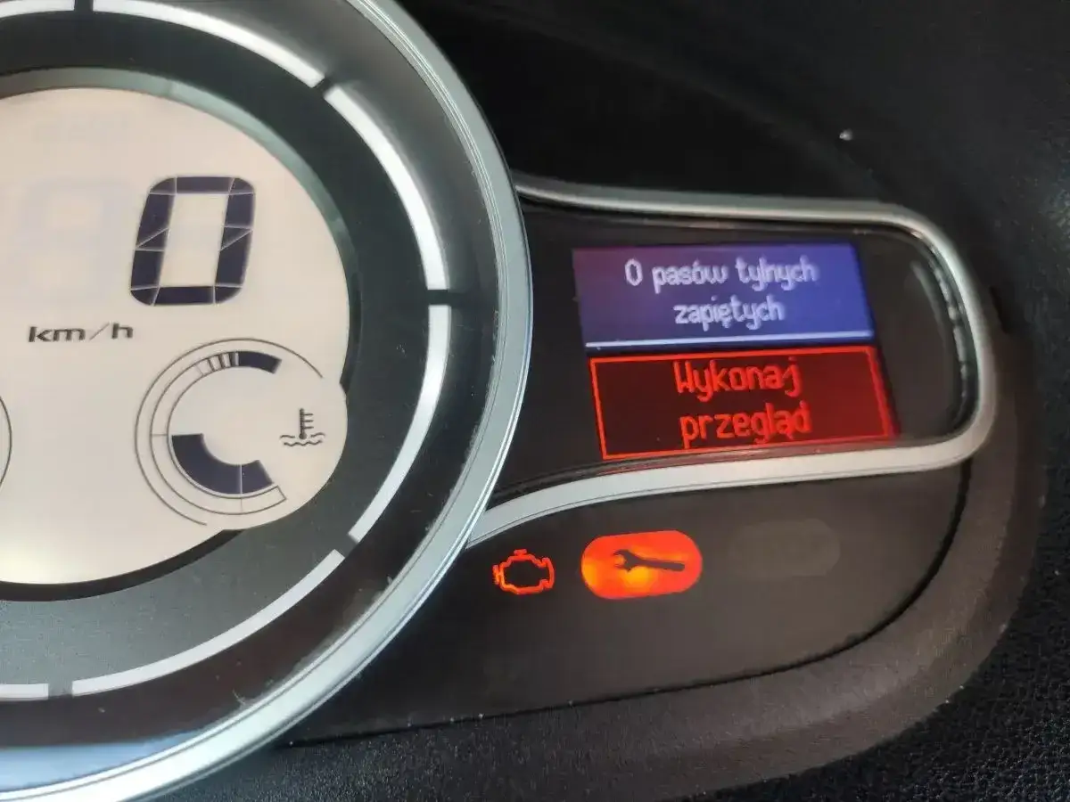 Na desce rozdzielczej Renault świeci się kontrolka klucz, informując o konieczności wykonania przeglądu.